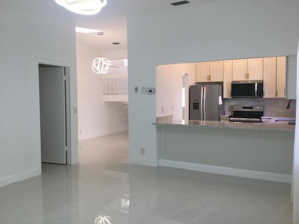 合同活跃: $2,800 (2 贝兹, 2 浴室, 1448 平方英尺)