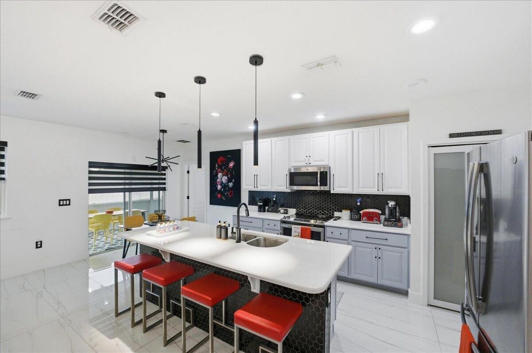 Active With Contract: $419,900 (3 beds, 2 baths, 1600 Square Feet)