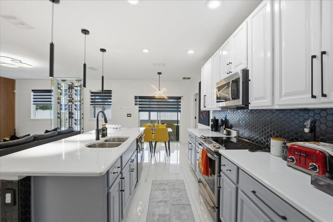 Active With Contract: $419,900 (3 beds, 2 baths, 1600 Square Feet)