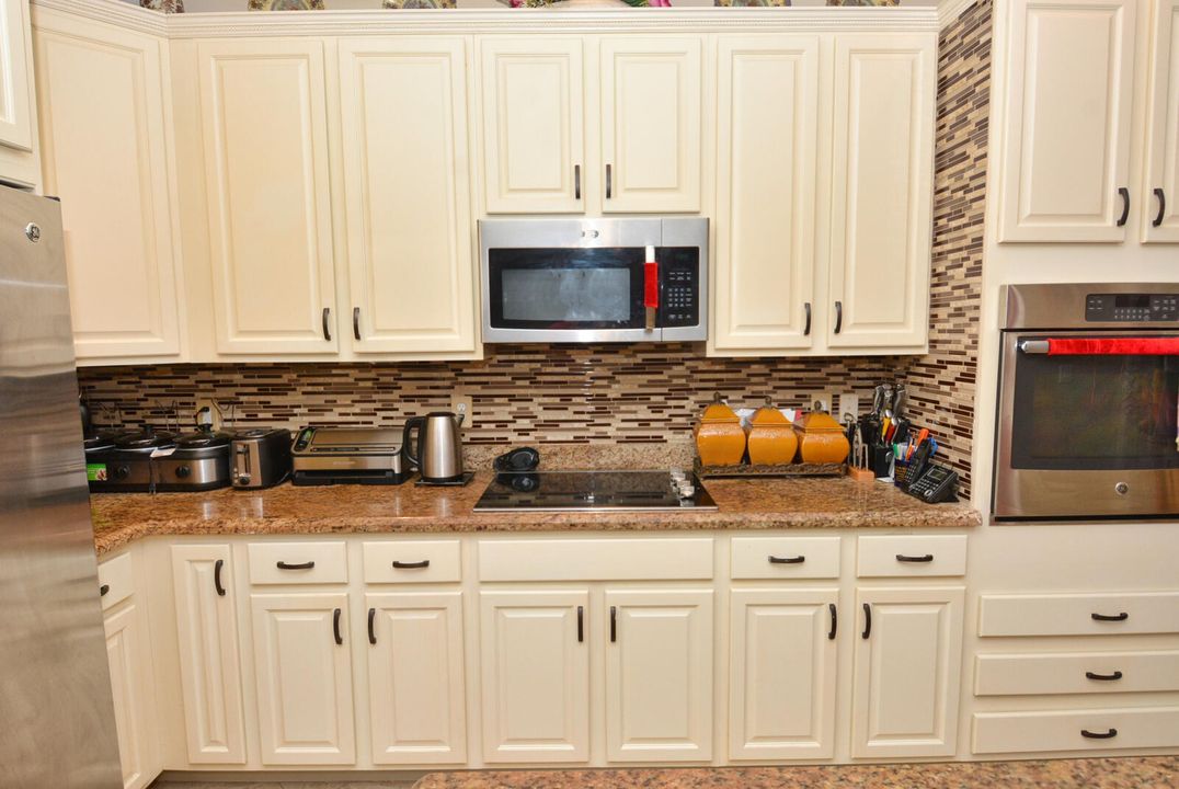 For Sale: $511,000 (2 beds, 2 baths, 2036 Square Feet)