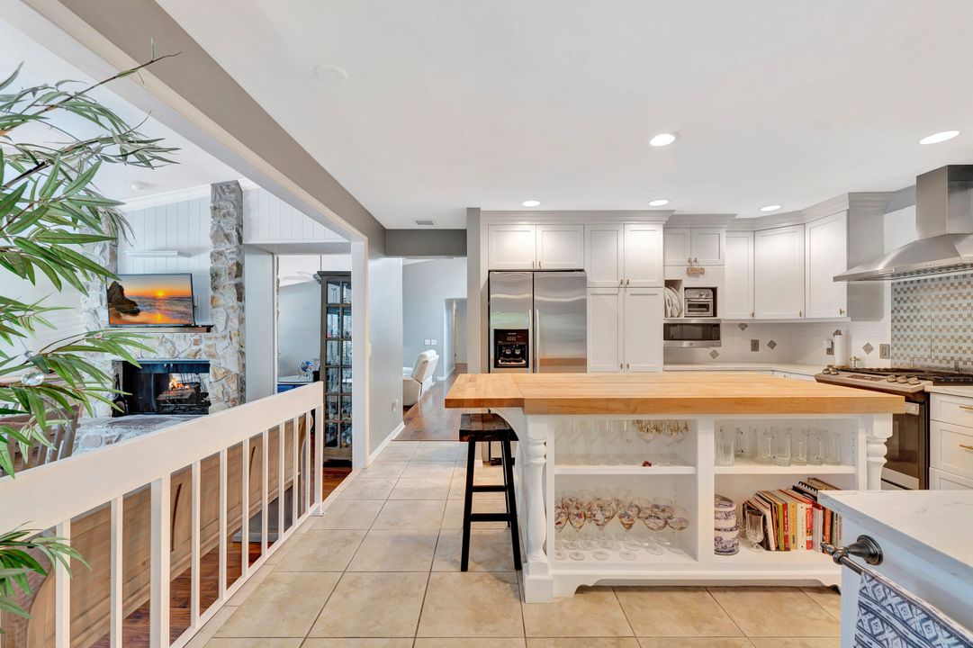 En Venta: $895,000 (4 camas, 3 baños, 2641 Pies cuadrados)