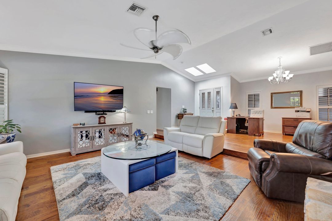 En Venta: $895,000 (4 camas, 3 baños, 2641 Pies cuadrados)