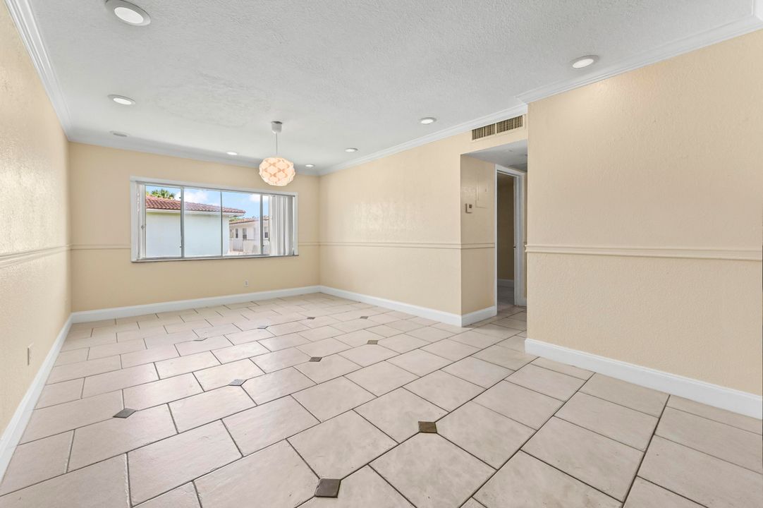 待售: $164,900 (2 贝兹, 2 浴室, 825 平方英尺)