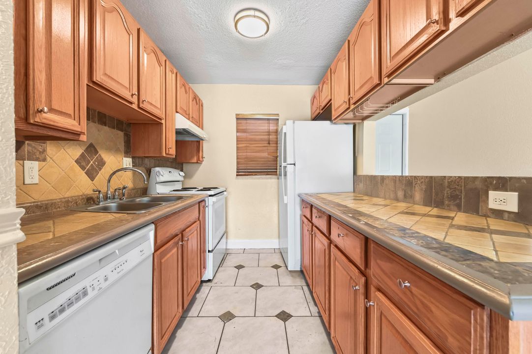 待售: $164,900 (2 贝兹, 2 浴室, 825 平方英尺)