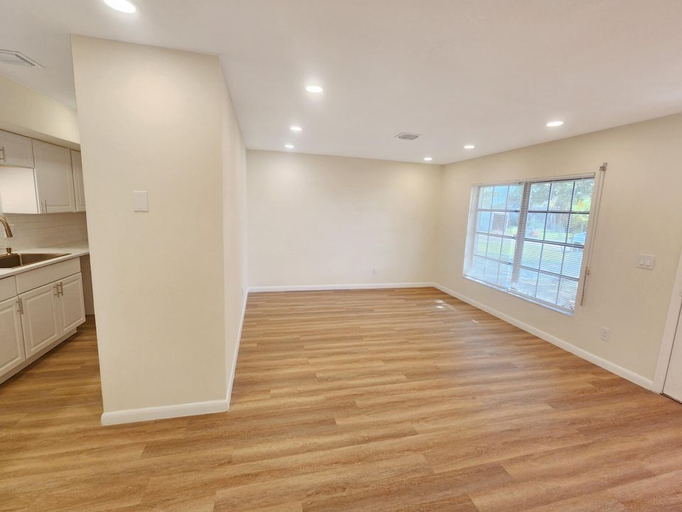 待售: $290,000 (2 贝兹, 2 浴室, 974 平方英尺)