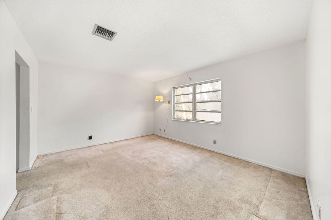 合同活跃: $565,000 (4 贝兹, 2 浴室, 1936 平方英尺)