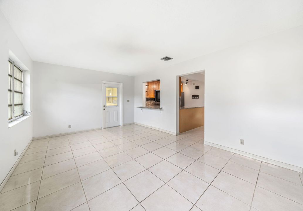 合同活跃: $565,000 (4 贝兹, 2 浴室, 1936 平方英尺)