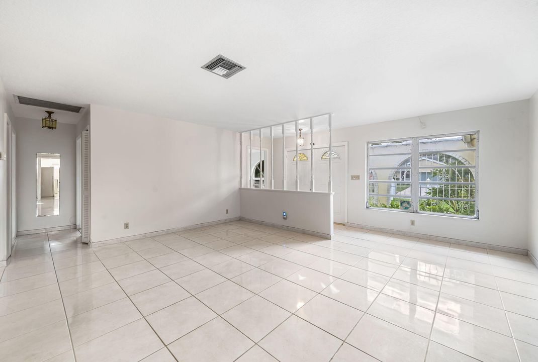 合同活跃: $565,000 (4 贝兹, 2 浴室, 1936 平方英尺)