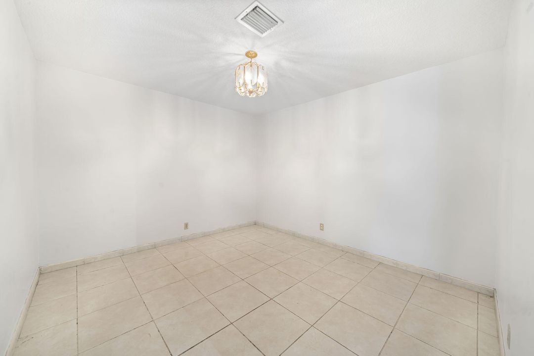 合同活跃: $565,000 (4 贝兹, 2 浴室, 1936 平方英尺)