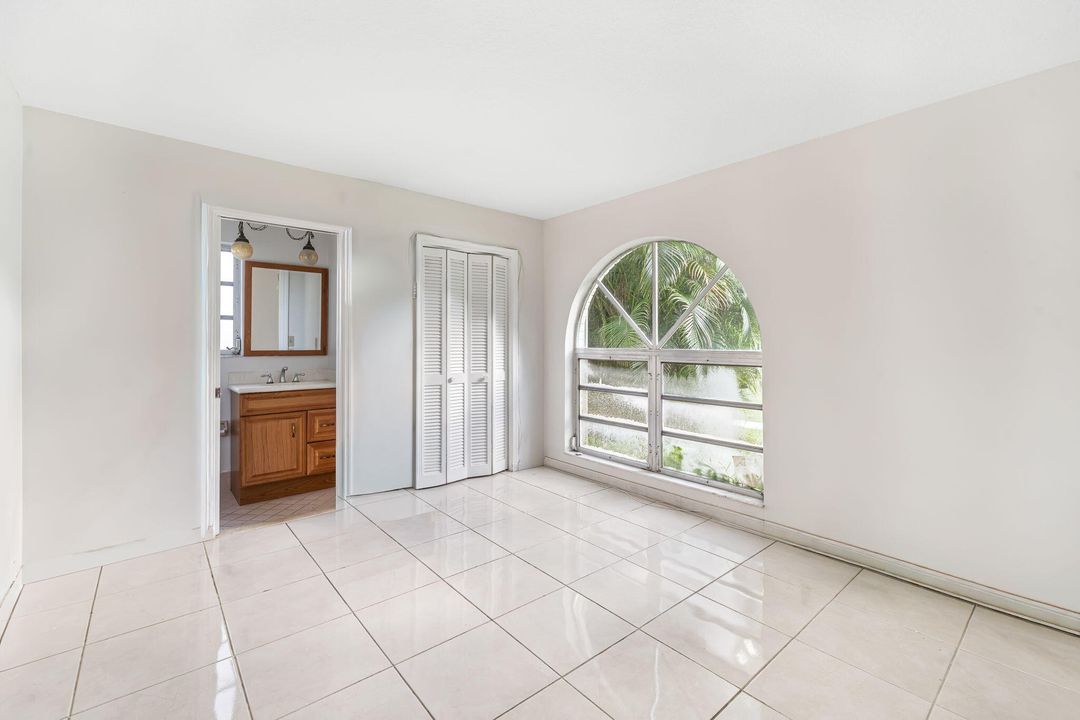 合同活跃: $565,000 (4 贝兹, 2 浴室, 1936 平方英尺)