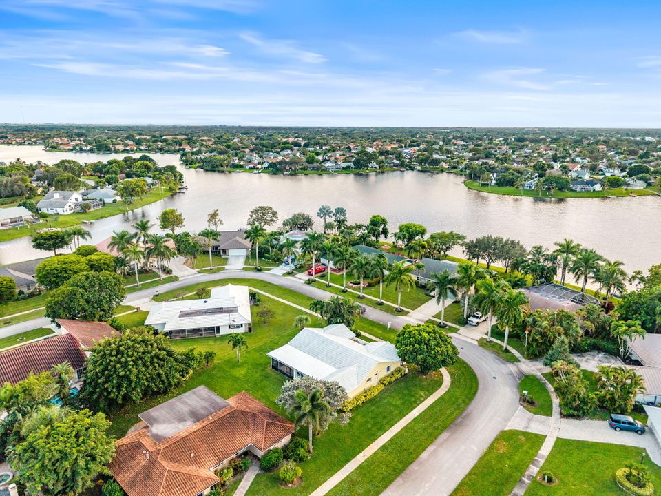 合同活跃: $565,000 (4 贝兹, 2 浴室, 1936 平方英尺)