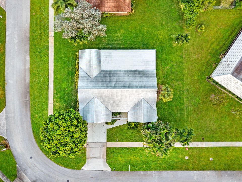 合同活跃: $565,000 (4 贝兹, 2 浴室, 1936 平方英尺)