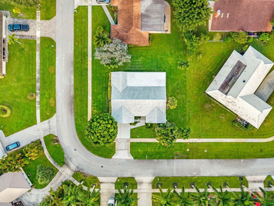 合同活跃: $565,000 (4 贝兹, 2 浴室, 1936 平方英尺)