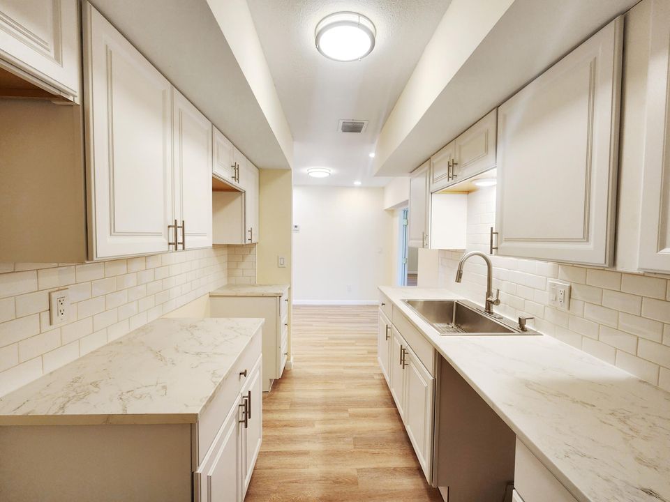 待售: $290,000 (2 贝兹, 2 浴室, 974 平方英尺)