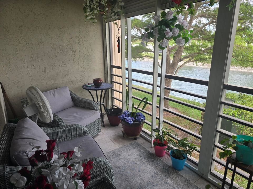 For Sale: $118,000 (2 beds, 2 baths, 945 Square Feet)