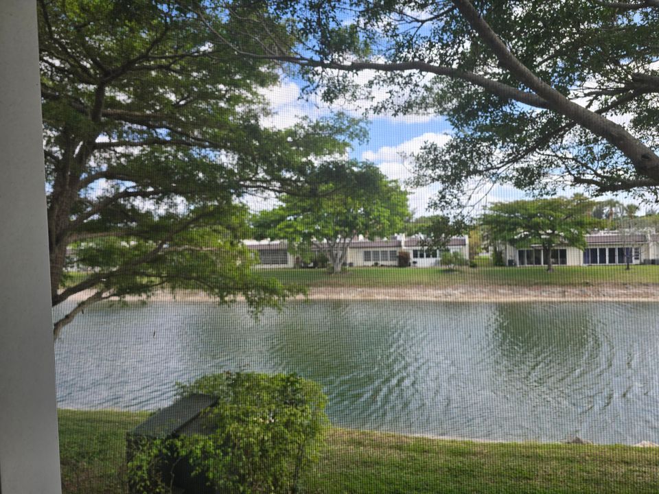 For Sale: $118,000 (2 beds, 2 baths, 945 Square Feet)