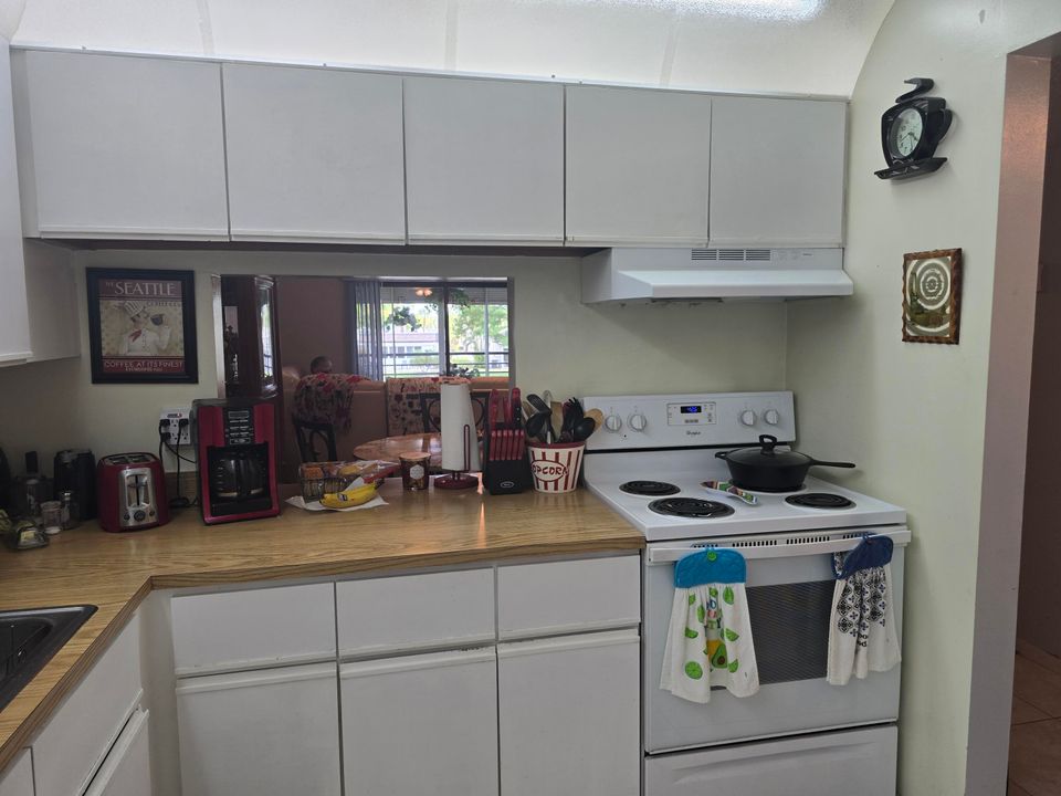 For Sale: $118,000 (2 beds, 2 baths, 945 Square Feet)