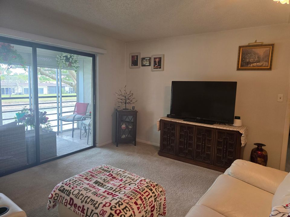 For Sale: $118,000 (2 beds, 2 baths, 945 Square Feet)
