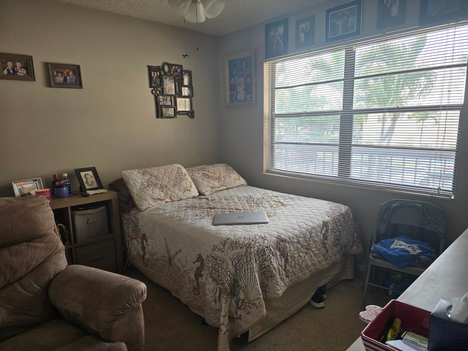 For Sale: $118,000 (2 beds, 2 baths, 945 Square Feet)