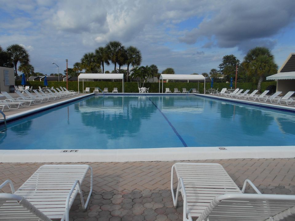 For Sale: $118,000 (2 beds, 2 baths, 945 Square Feet)