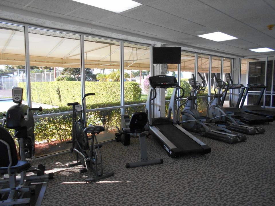 For Sale: $118,000 (2 beds, 2 baths, 945 Square Feet)