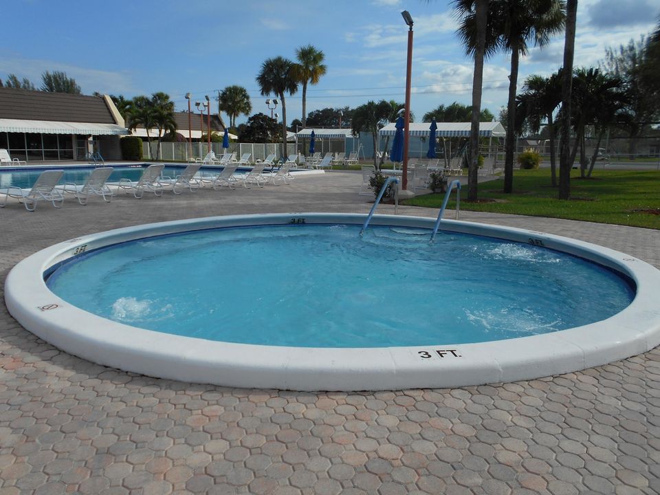 For Sale: $118,000 (2 beds, 2 baths, 945 Square Feet)