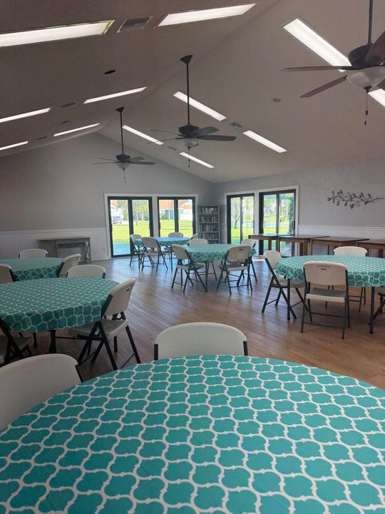 合同活跃: $259,900 (2 贝兹, 2 浴室, 1221 平方英尺)