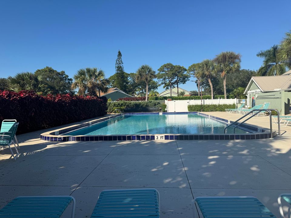 合同活跃: $259,900 (2 贝兹, 2 浴室, 1221 平方英尺)