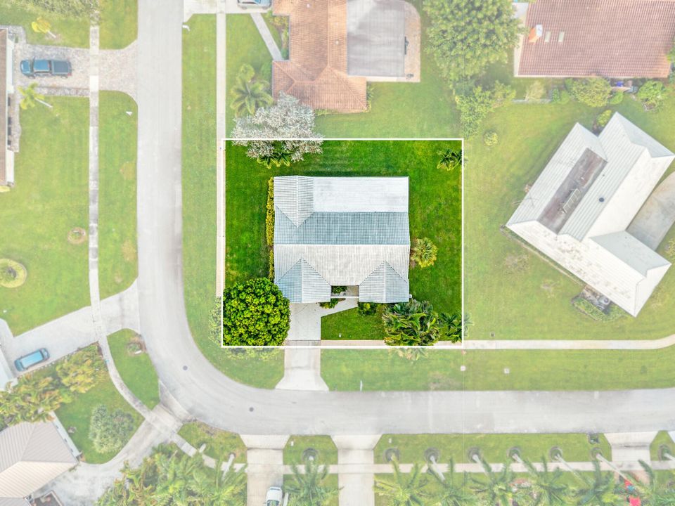 合同活跃: $565,000 (4 贝兹, 2 浴室, 1936 平方英尺)