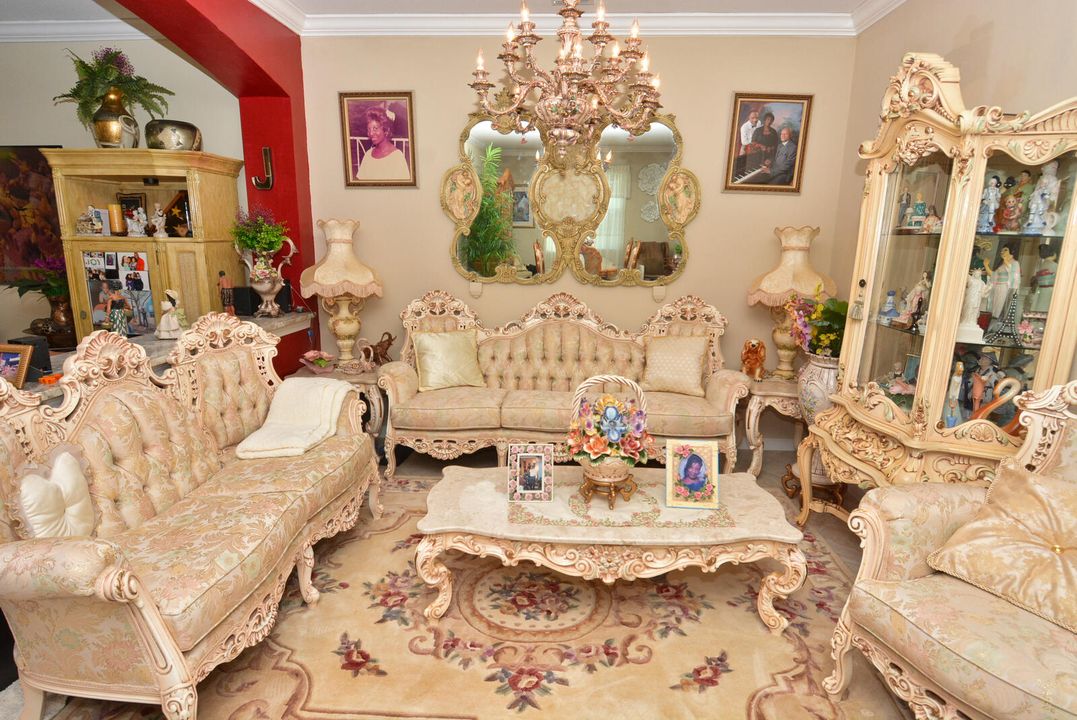 For Sale: $511,000 (2 beds, 2 baths, 2036 Square Feet)