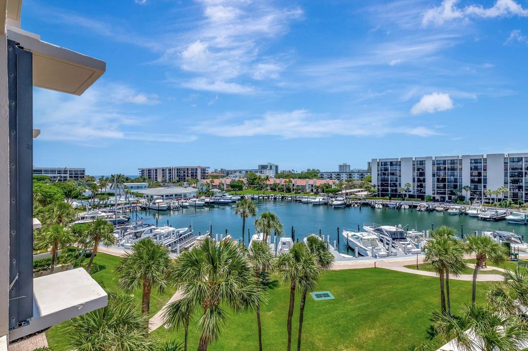 For Sale: $679,000 (2 beds, 2 baths, 1020 Square Feet)