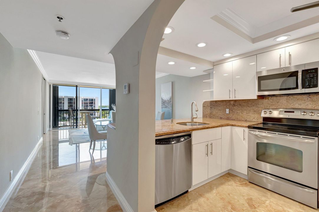 For Sale: $679,000 (2 beds, 2 baths, 1020 Square Feet)