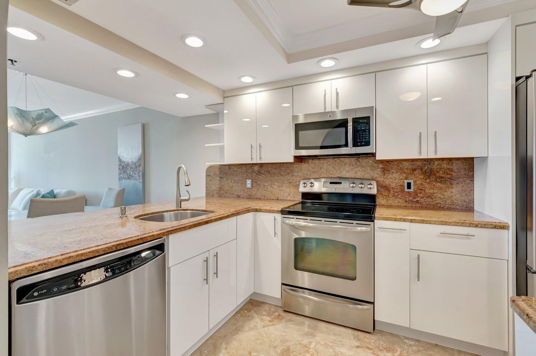 For Sale: $679,000 (2 beds, 2 baths, 1020 Square Feet)