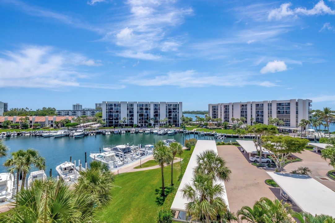 For Sale: $679,000 (2 beds, 2 baths, 1020 Square Feet)