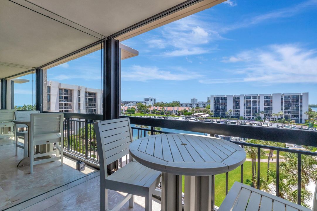 For Sale: $679,000 (2 beds, 2 baths, 1020 Square Feet)