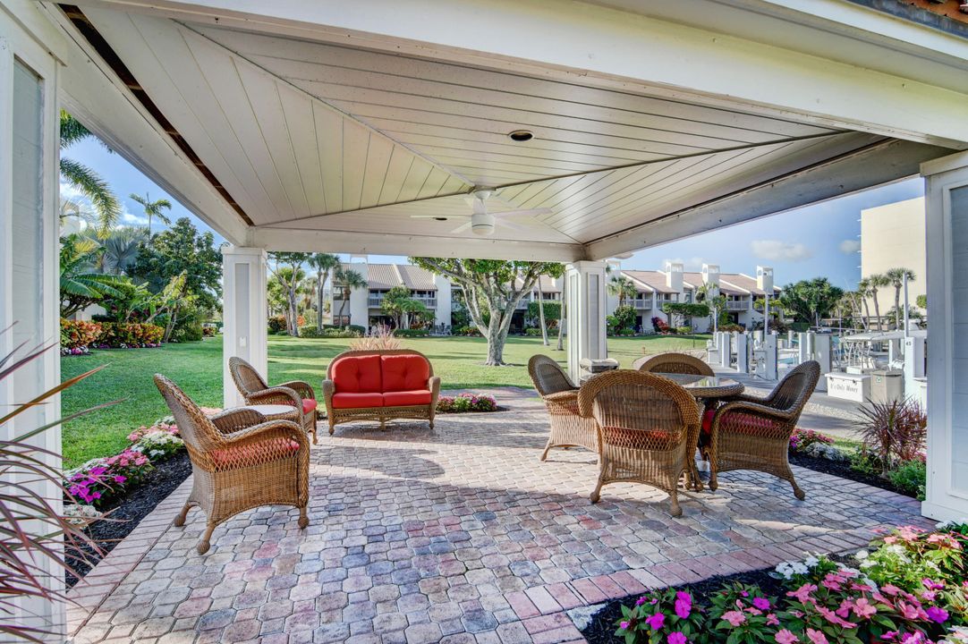 For Sale: $679,000 (2 beds, 2 baths, 1020 Square Feet)