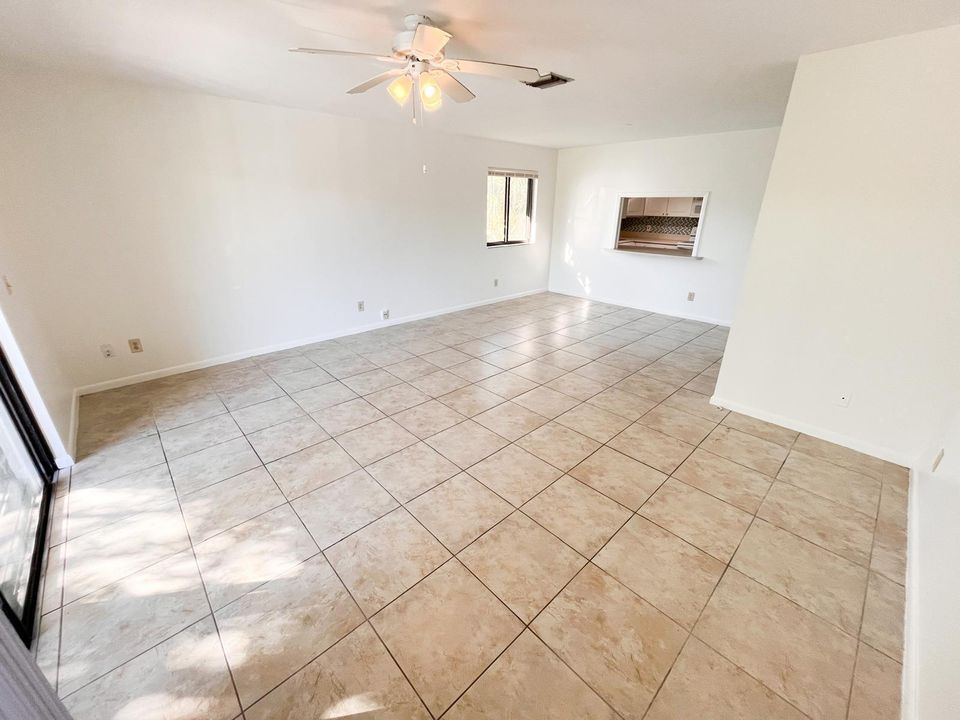 合同活跃: $2,250 (2 贝兹, 2 浴室, 1159 平方英尺)