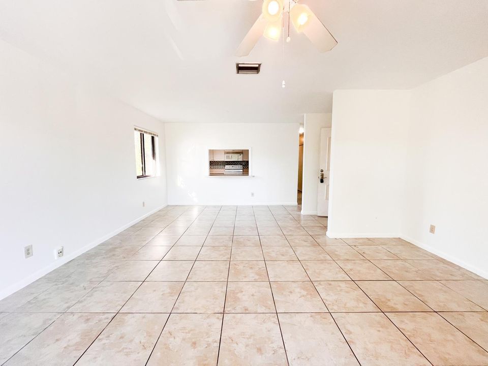 合同活跃: $2,250 (2 贝兹, 2 浴室, 1159 平方英尺)