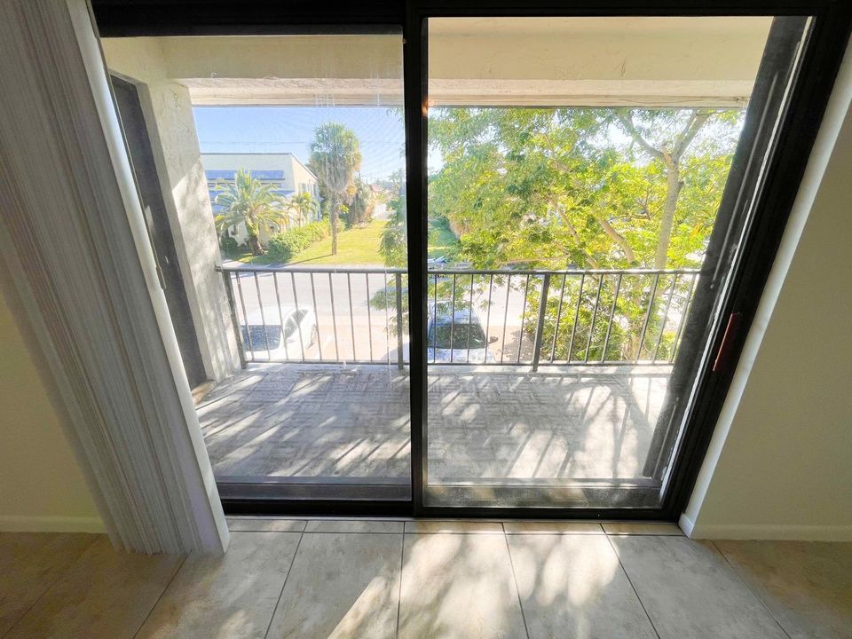 合同活跃: $2,250 (2 贝兹, 2 浴室, 1159 平方英尺)