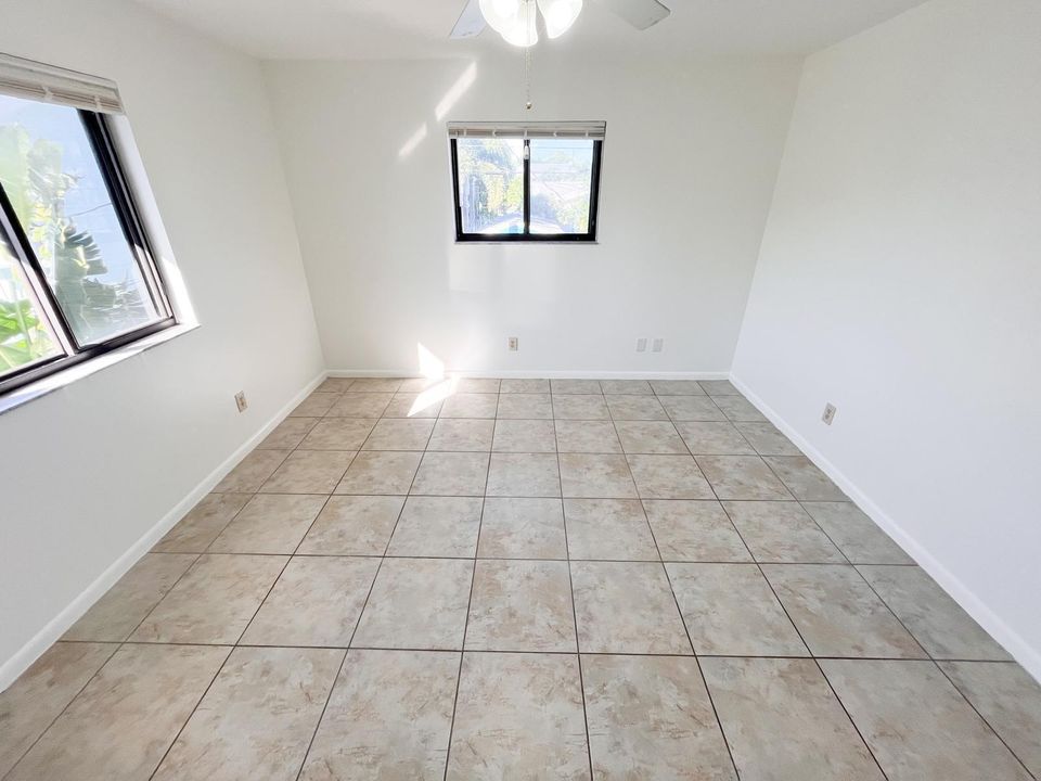 合同活跃: $2,250 (2 贝兹, 2 浴室, 1159 平方英尺)