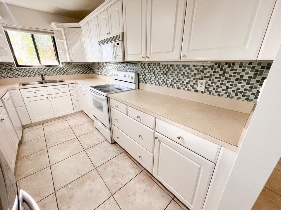 合同活跃: $2,250 (2 贝兹, 2 浴室, 1159 平方英尺)