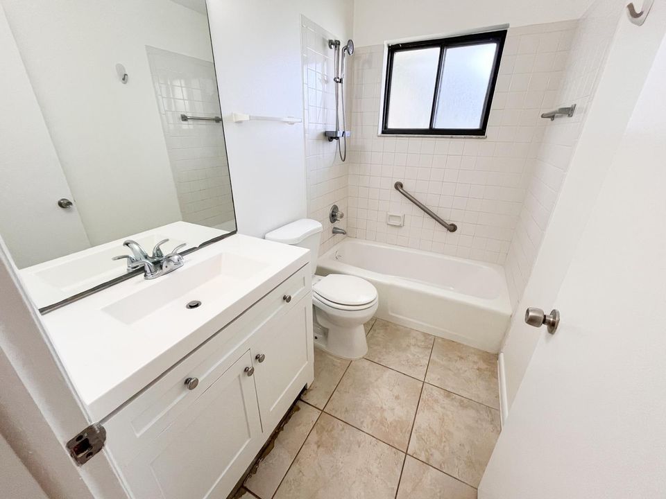 合同活跃: $2,250 (2 贝兹, 2 浴室, 1159 平方英尺)