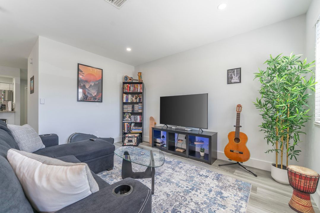 For Sale: $310,000 (2 beds, 2 baths, 1208 Square Feet)