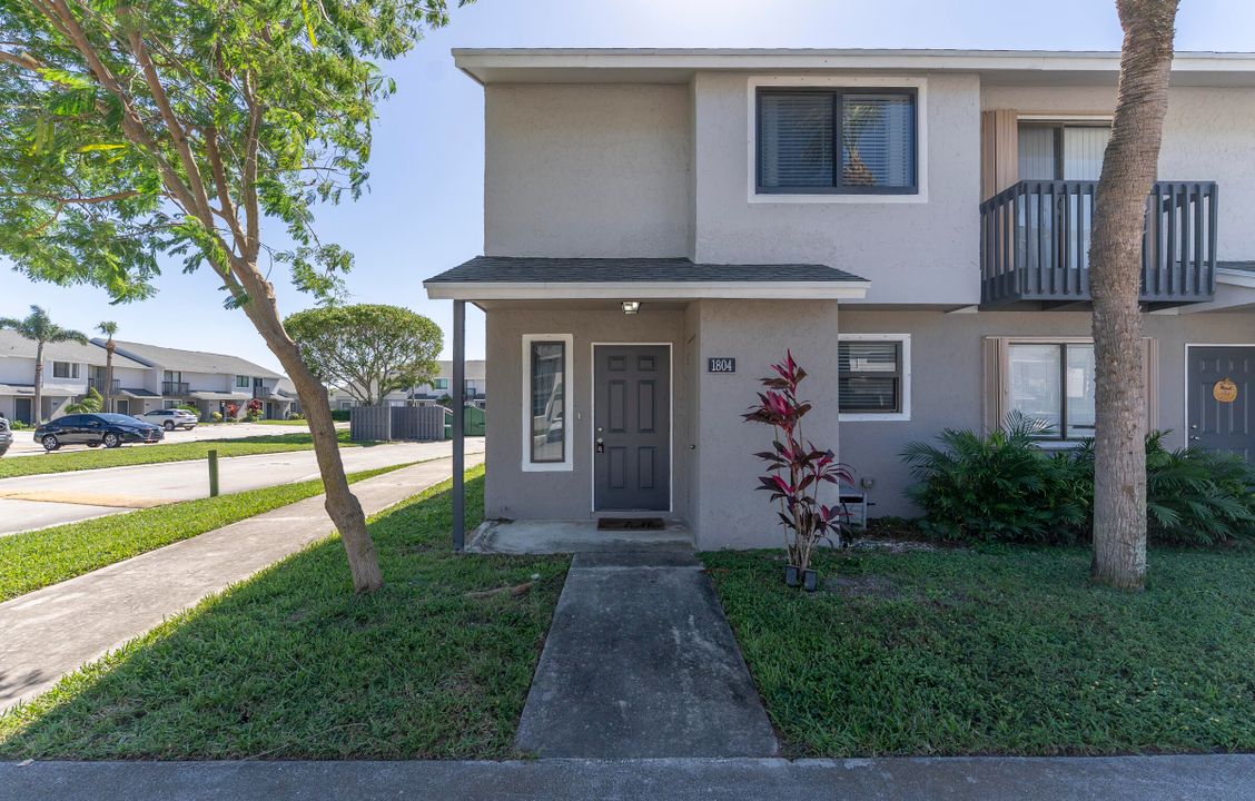 For Sale: $310,000 (2 beds, 2 baths, 1208 Square Feet)