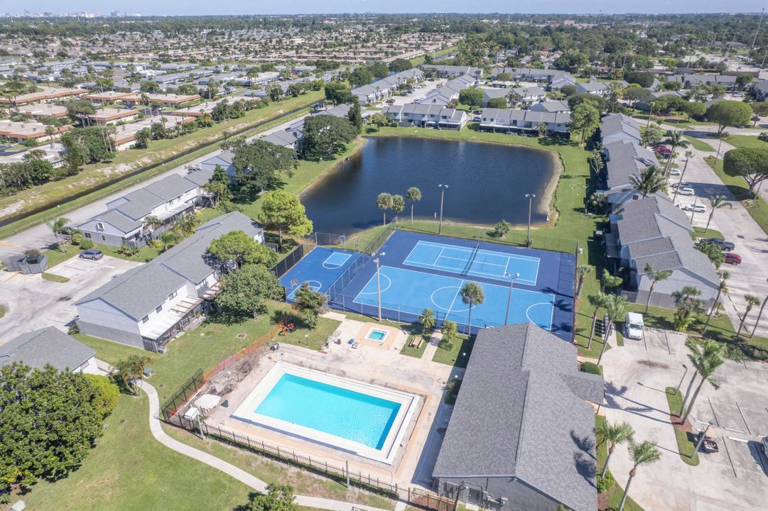 For Sale: $310,000 (2 beds, 2 baths, 1208 Square Feet)