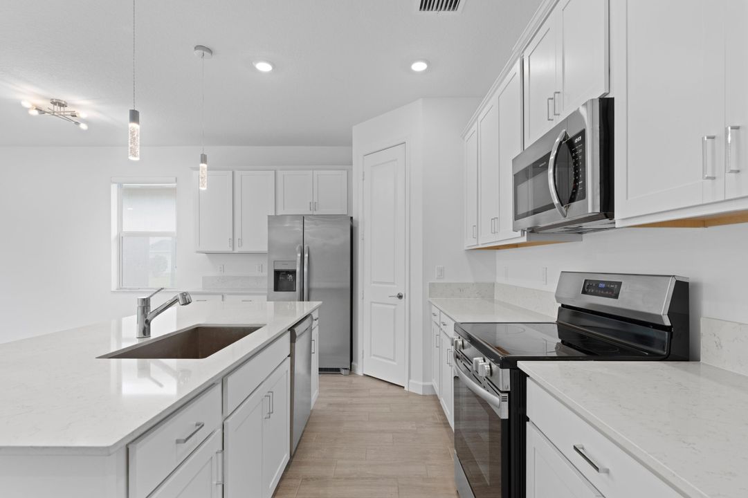 出租: $5,000 (4 贝兹, 3 浴室, 2500 平方英尺)