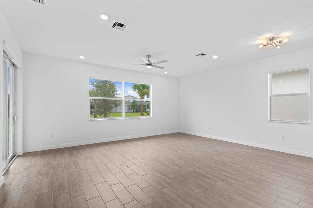 出租: $5,000 (4 贝兹, 3 浴室, 2500 平方英尺)