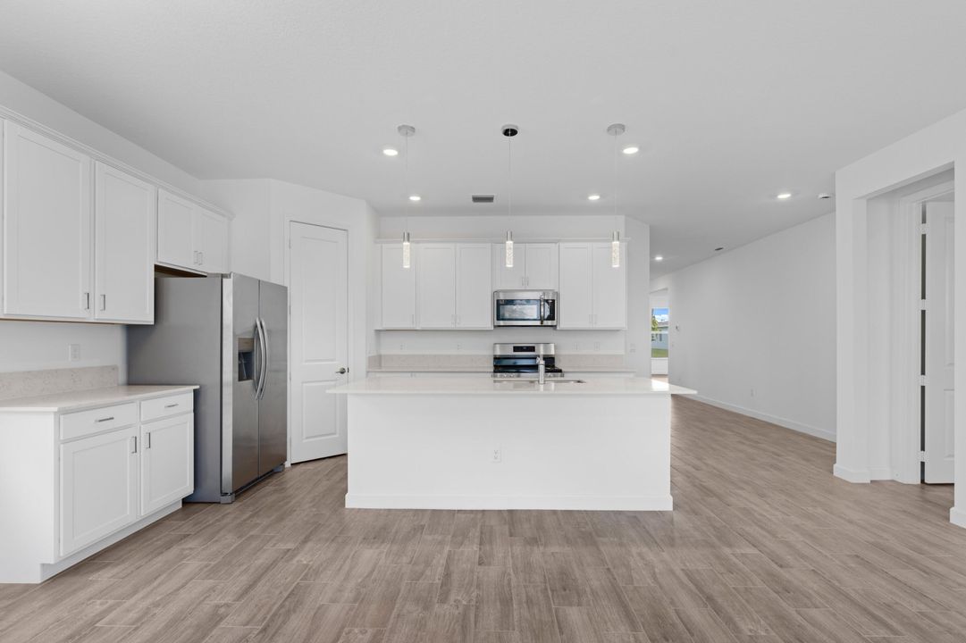 出租: $5,000 (4 贝兹, 3 浴室, 2500 平方英尺)