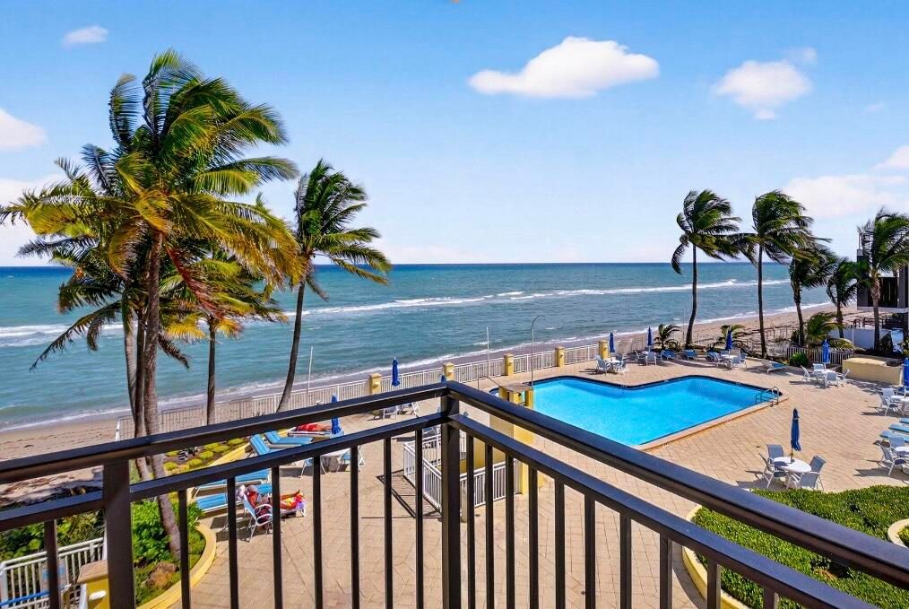 合同活跃: $1,399,000 (3 贝兹, 2 浴室, 2002 平方英尺)