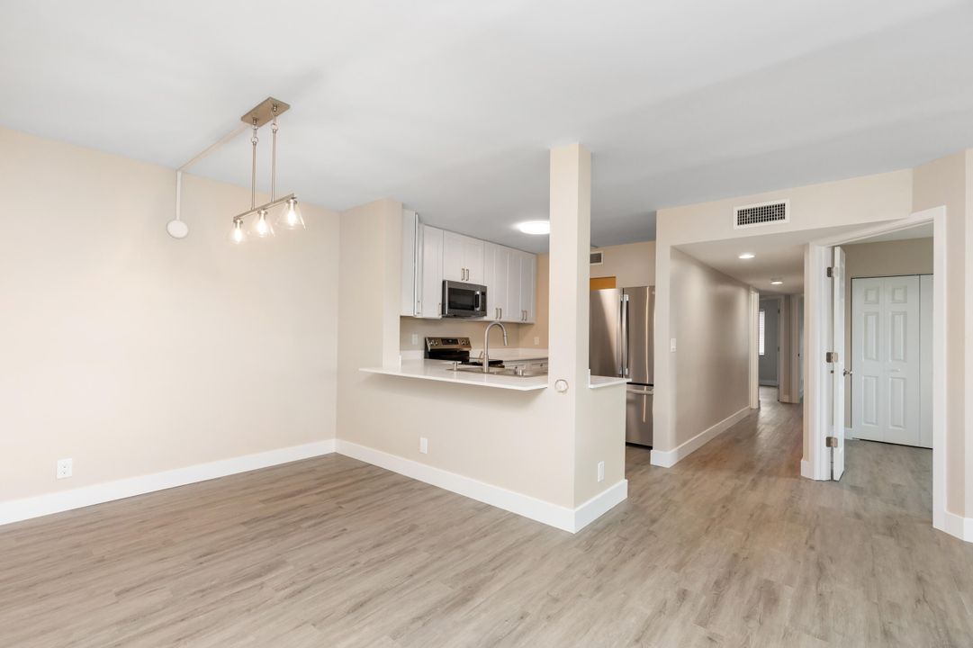 Active With Contract: $2,550 (3 beds, 2 baths, 1217 Square Feet)